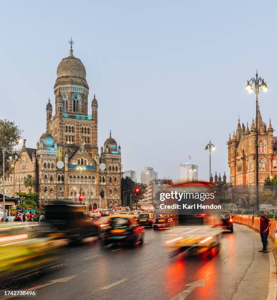 dusk on the streets of mumbai - victoria station mumbai stock pictures, royalty-free photos & images