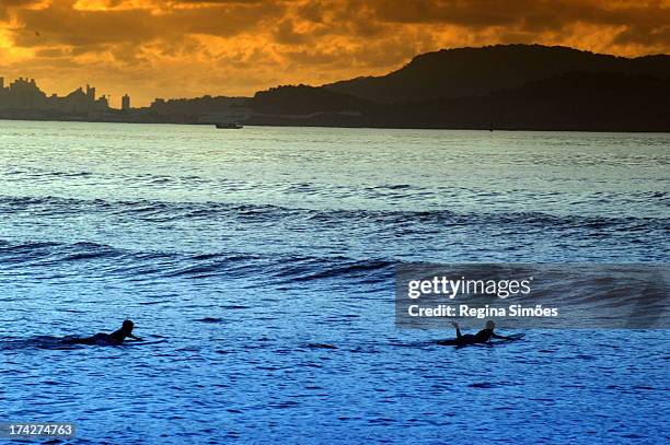 amanhecer na praia - amanhecer stock pictures, royalty-free photos & images