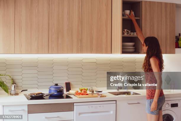 woman doing household chores, kitchen - vida sencilla 個照片及�圖片檔