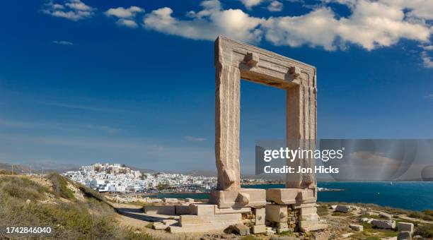the temple of apollo on the greek island of naxos. - templo de apolo naxos imagens e fotografias de stock