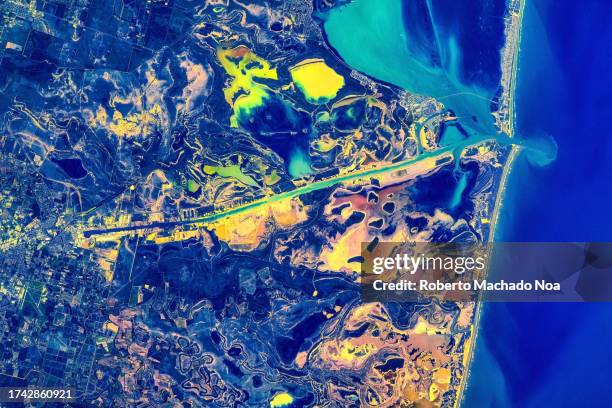 coastal feature in south padre island, usa - erdkruste stock-fotos und bilder