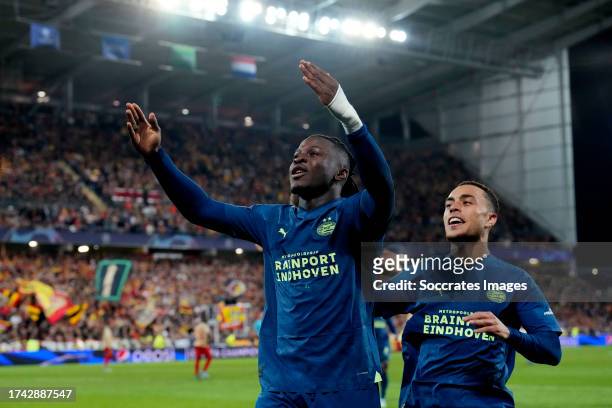 Johan Bakayoko of PSV celebrates 0-1 with Sergino Dest of PSV during the UEFA Champions League match between RC Lens v PSV at the Stade Bollaert...