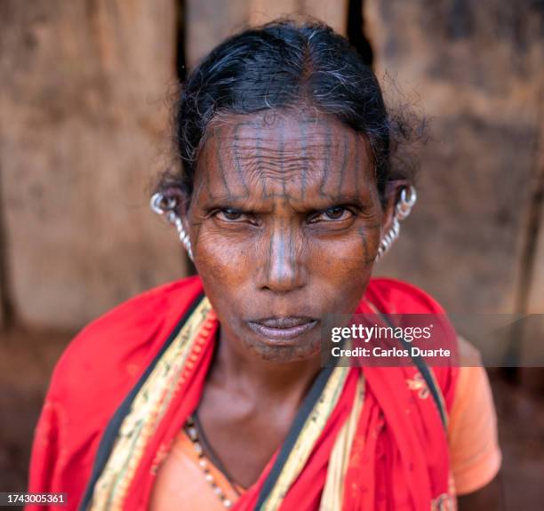 portrait d’une femme de l’ethnie kutia dans la région d’odisha en inde. ce sont les dernières femmes de la tribu kutia à se tatouer le visage. - indian tribe tattoo photos et images de collection