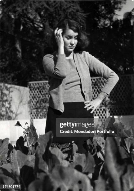 The actress Alida Valli, thoughtful, with a hand in her hair. Cannes , 1941. .