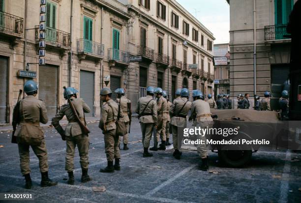 The police guard a road of Reggio Calabria where there are disturbances due to the decision taken by the provincial capital. Reggio Calabria,...