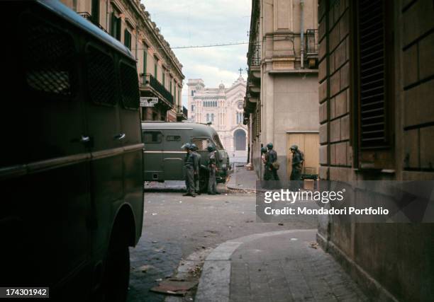 The police guarding the roads of central Calabria where there are riots due to the decision taken by the provincial capital. Reggio Calabria,...