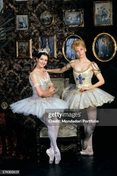 The Italian ballerina and star of the Scala Carla Fracci, poses in ballerina clothing in the company of the showgirl Lorella Cuccarini, in a room...