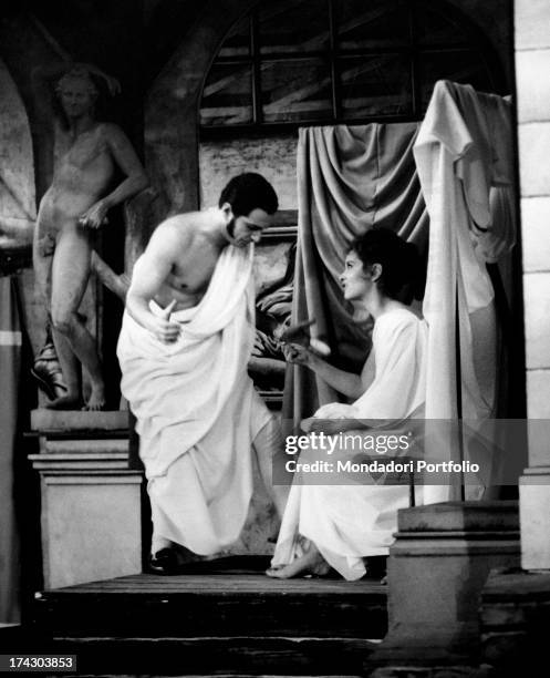 The actor Nino Manfredi, in the role of Rugantino, chats in a roman tunic with the actress Lea Massari, in the role of Rosetta, in a scene of the...