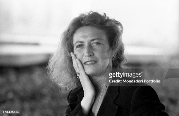 Italian writer and journalist Barbara Alberti smiling leaning her hand on her face. 1970s.