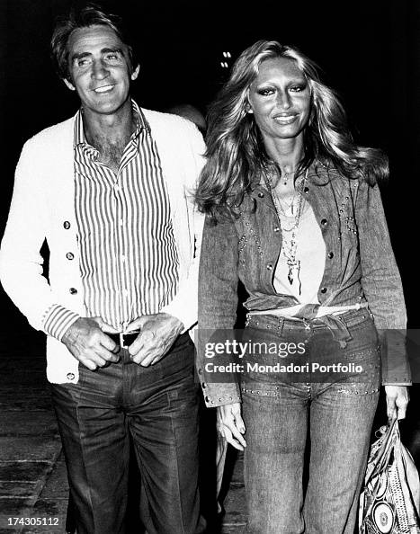 Chelli The actor and comic Walter Chiari walks with his wife, the singer and ...