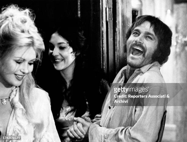 The Italian actor Franco Nero with the US actress and former model Pamela Tiffin are laughing in a scene of the film Los amigos, directed by Paolo...
