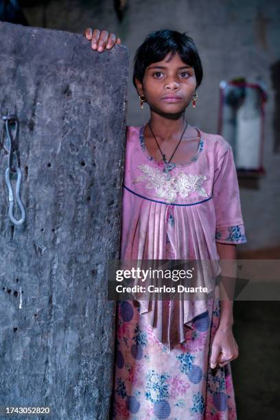 portrait d’une jeune fille de la tribu bonda de la région indienne d’odisha, une tribu à laquelle l’inde n’a pas le droit d’accéder - india tribal people photos et images de collection