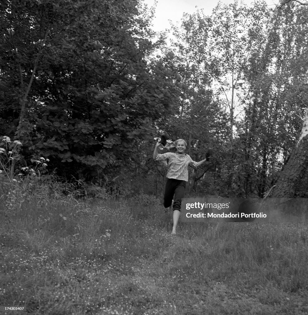 Gio Petrè Running Barefoot In A Park