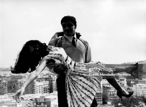 The Italian singer-songwriter Edoardo Vianello takes the Italian singer and actress Marisa Solinas in his arms. June 1962..