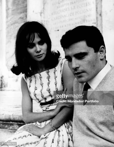 The Italian singer-songwriter Edoardo Vianello poses with the Italian actress and singer Marisa Solinas, who looks at him. June 1962..