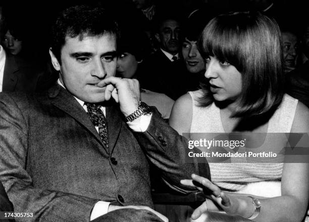 The Italian singer-songwriter Edoardo Vianello bites his nails seated next to his wife, the Italian singer Wilma Goich. 1967..