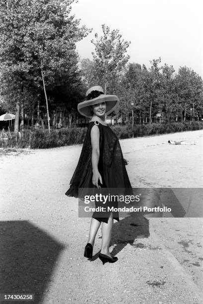 The presenter of the program L'amico del giaguaro , Marisa Del Frate, the Italian singer and actress, bends over a mirror to adjust her hat. Milan ,...