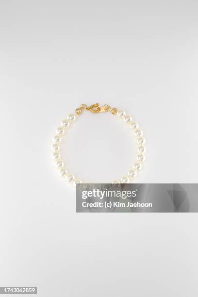 pearl necklace - fashion glamour pearl stock pictures, royalty-free photos & images