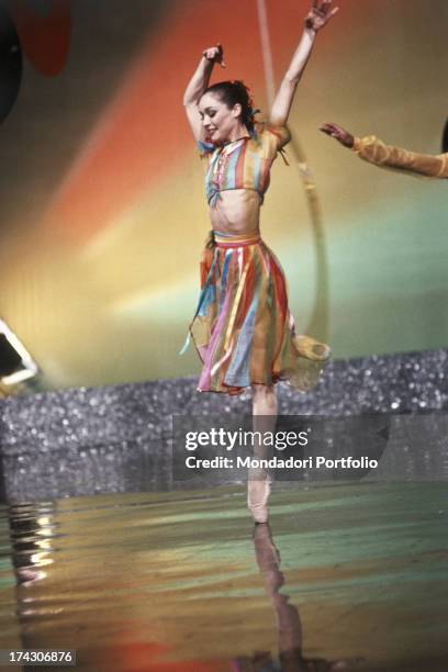 Portrait of the classic dancer Oriella Dorella in Haiti while dances on the haitian beach. Haiti, 1981.