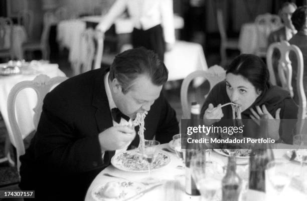 The US film director Orson Welles and his third wife, the Italian actress Paola Mori, born the countess Paola Di Girifalco, eat a plate of spaghetti...