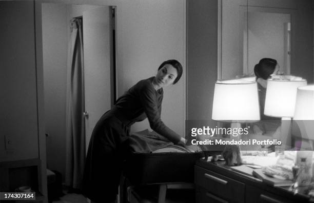 The Italian actress Paola Mori, born the countess Paola Di Girifalco, the third wife of the US film director Orson Welles, packs her suitcase in her...