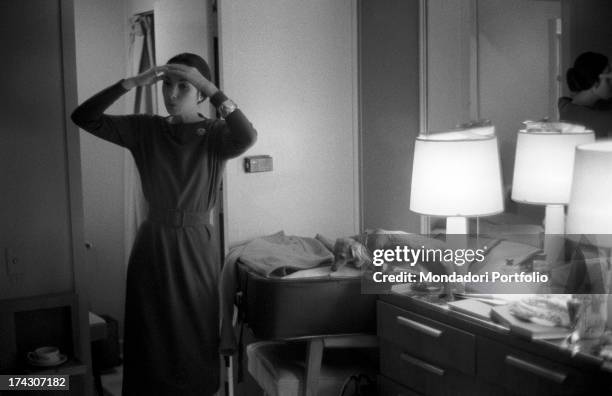 The Italian actress Paola Mori, born the countess Paola Di Girifalco, the third wife of the US film director Orson Welles, puts her hands on her head...