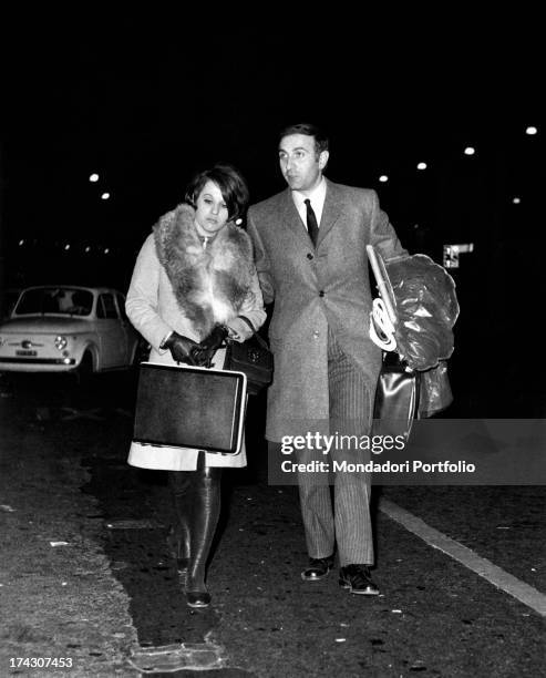 Italian TV presenter Pippo Baudo walking with his fiancèe Angela Lippi. Milan, 1970.