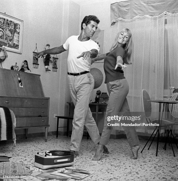 Italian dancers, choreographer and actors Elena Sedlak and Paolo Gozlino practising together some steps. 1960.