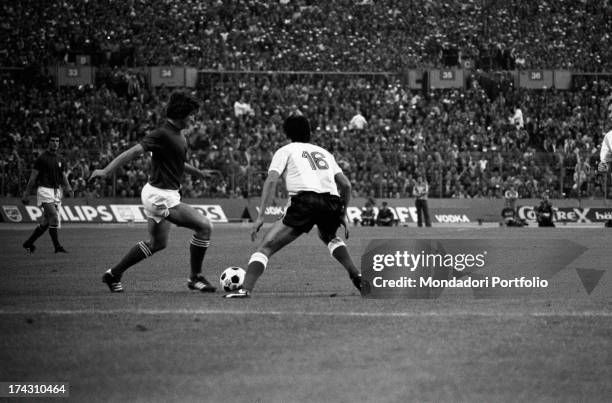 Argentine defender Francisco Sa facing Italian football player Gianni Rivera under the eyes of Italian midfield Fabio Capello at the World Cup. The...