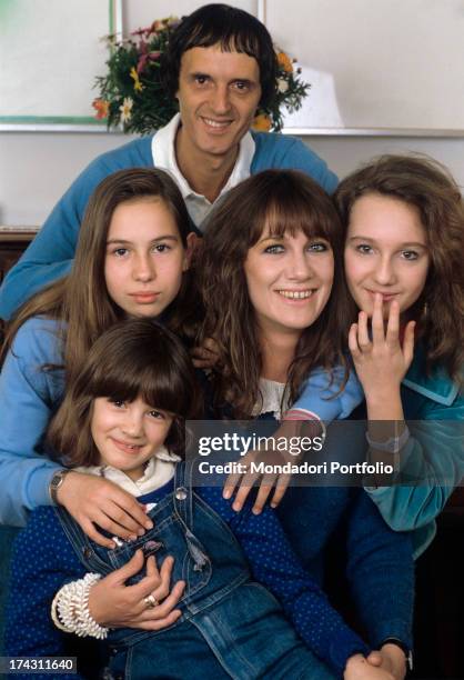 Italian director and scriptwriter Dario Argento and his wife, the Italian actress Daria Nicolodi smiling and posing with their daughters and Italian...