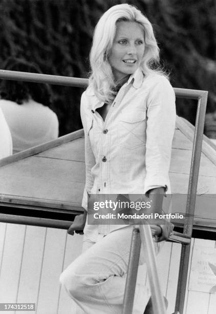 Italian television presenter and actress Gabriella Farinon leaning on a handrail. Gaeta, 1970s.