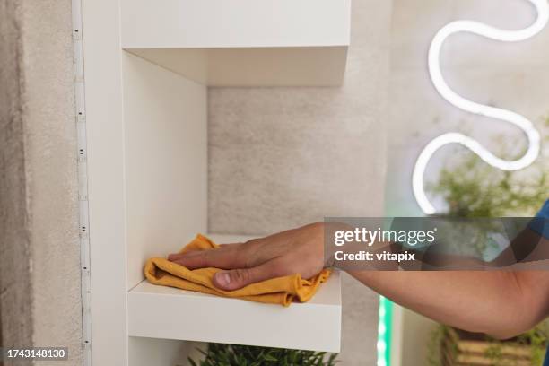 adolescente che fa le faccende domestiche - pulire la polvere - spolverare foto e immagini stock