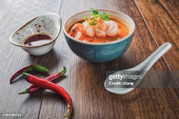 thai shrimp soup - erva cidreira imagens e fotografias de stock