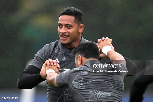 Shannon Frizell and Richie Mo'unga of the All Blacks run through drills at Stade Omnisport Croissy on October 18, 2023 in Croissy-sur-Seine, France.