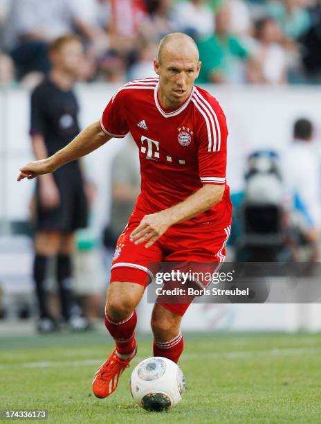 Arjen Robben of FC Bayern Muenchen runs with the ball during the Telekom 2013 Cup final between FC Bayern Muenchen and Borussia Moenchengladbach at...