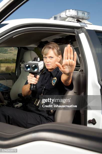 police officer checking vehicle speed with radar gun - lasergun stockfoto's en -beelden