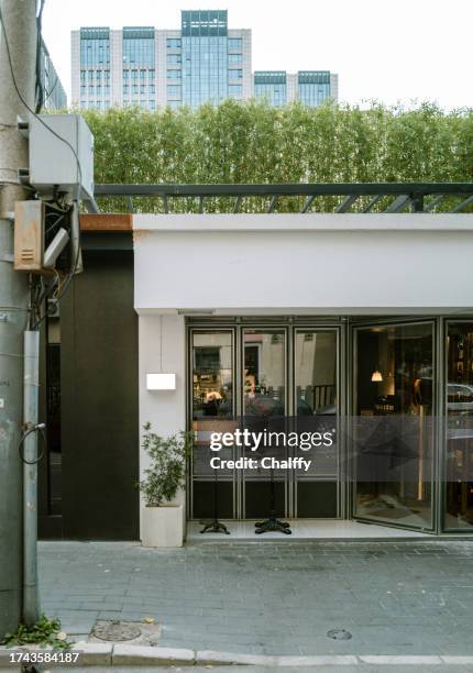 façade d’un petit commerce dans le quartier - le monde des cafés photos et images de collection