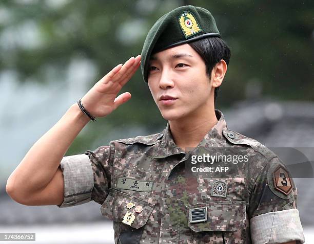 This photo taken on July 24 shows South Korean pop idol Yoon Hak being discharged from the military service in Yongin. REPUBLIC OF KOREA OUT JAPAN...