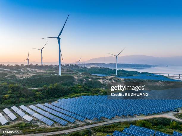 paneles solares y equipos de generación eléctrica eólica - con eficaz consumo de energía fotografías e imágenes de stock