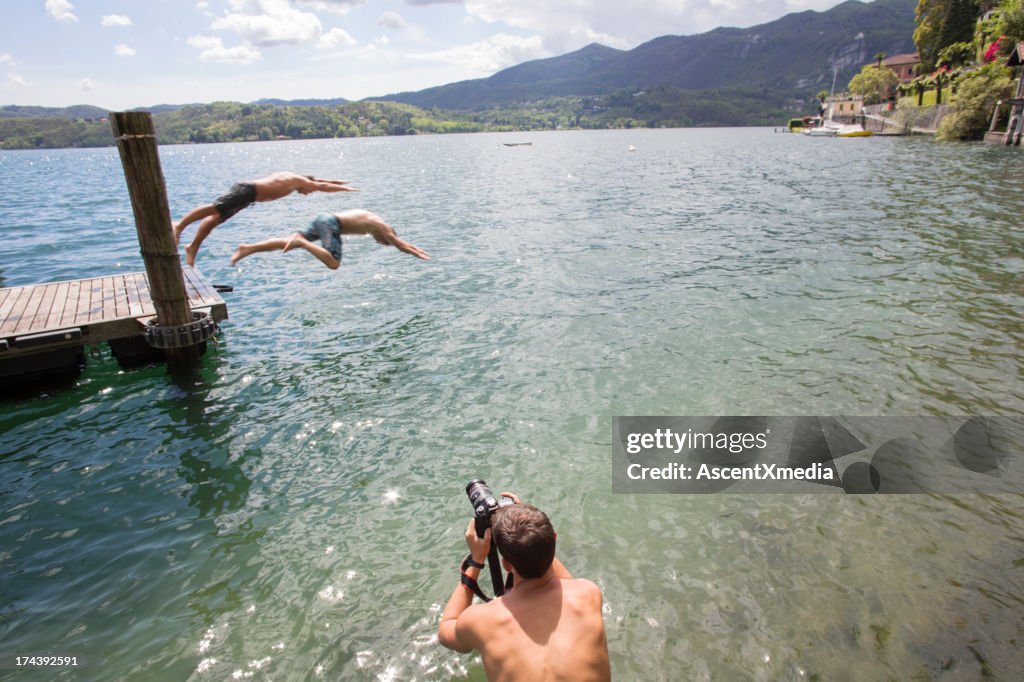 Uomo in piedi nel lago, che scatta foto