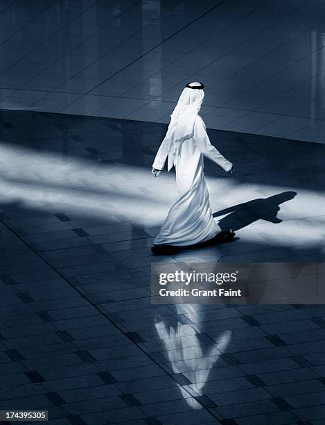 man in traditional thobe - emirate stockfoto's en -beelden