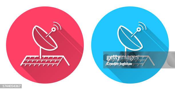 satellitenschüssel auf dem dach. rundes symbol mit langem schatten auf rotem oder blauem hintergrund - fernsehantenne stock-grafiken, -clipart, -cartoons und -symbole