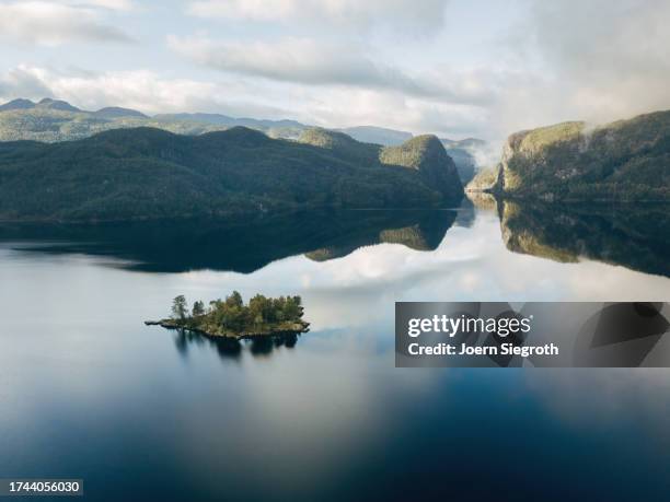 tranquil fjord retreat: a small island's oasis - oceanië stockfoto's en -beelden