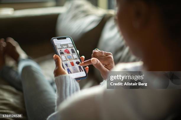 woman purchasing clothes on a mobile app - secondhand försäljning bildbanksfoton och bilder