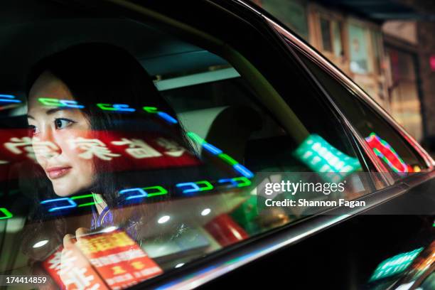 young woman in backseat of car, reflected lights - niet westers schrift stockfoto's en -beelden