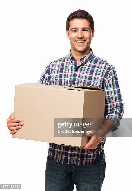 feliz joven realizando una caja de cartón-aislado - caja cartón fotografías e imágenes de stock