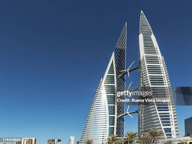 bahrain. manama. bahrain world trade center. - perzische golfstaten stockfoto's en -beelden