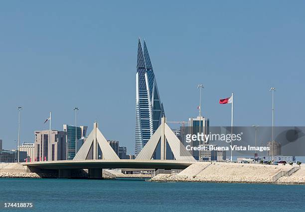 bahrain. city skyline of the capital manama. - bahrein stock-fotos und bilder