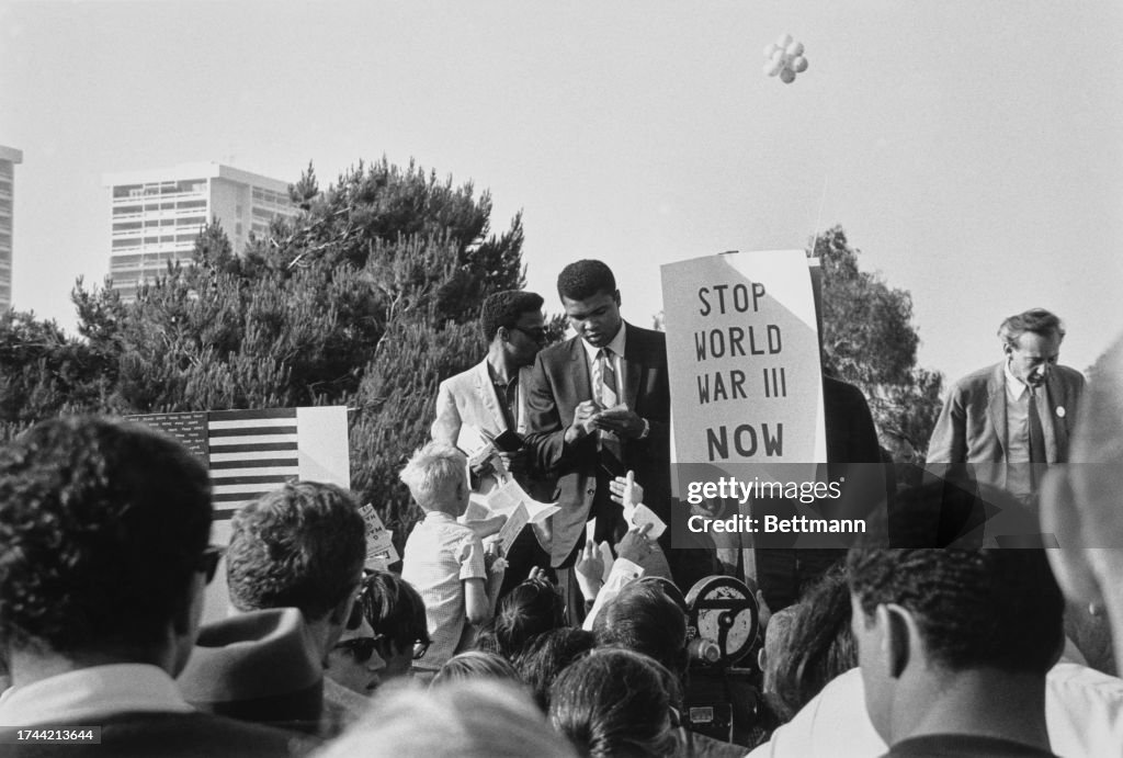 Toheed Ali Heavyweight boxer Muhammad Ali signing autographs at an anti-war ...