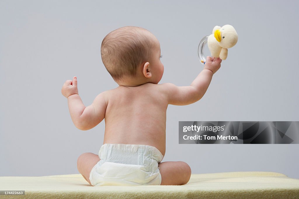 Baby spielt mit Spielzeug